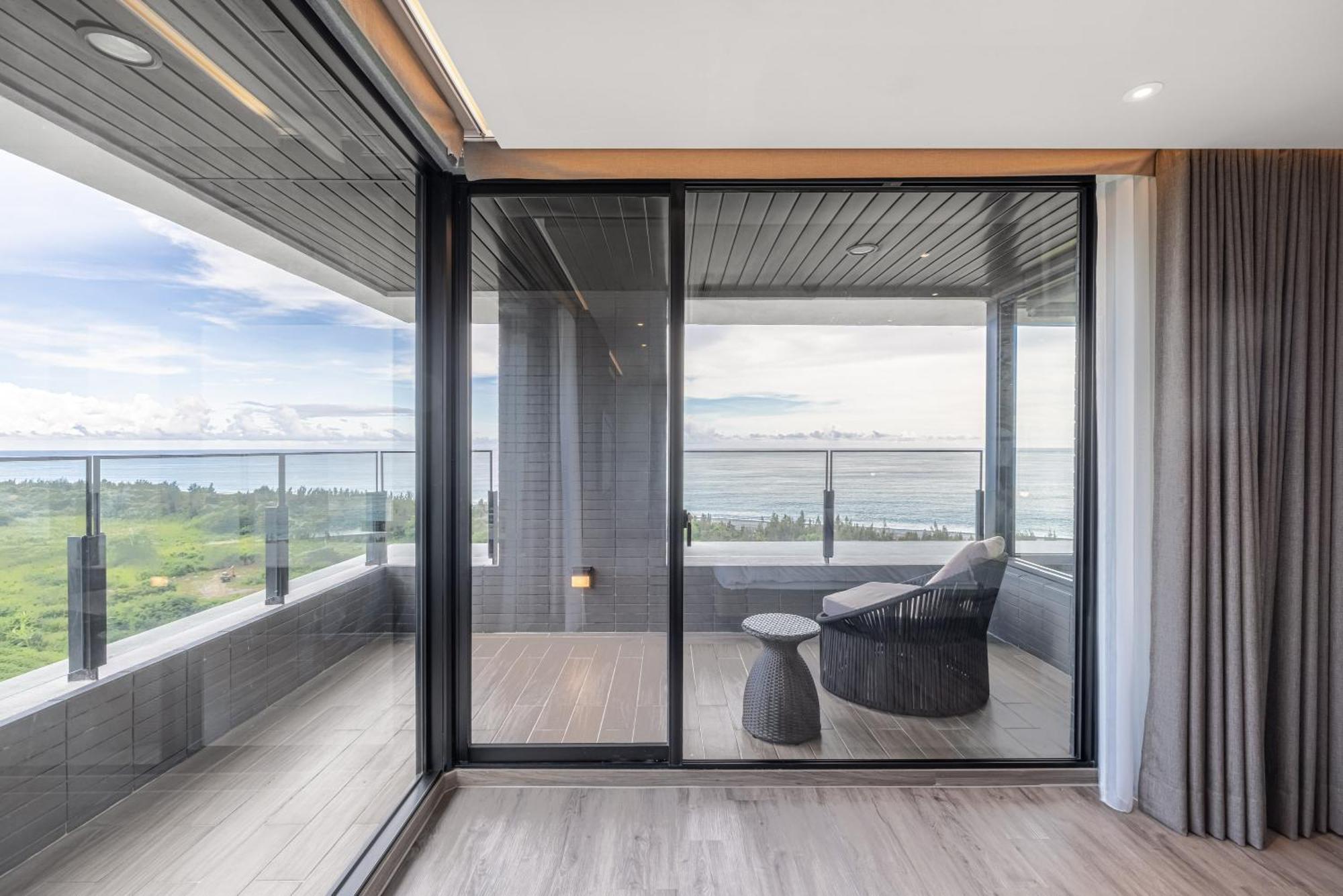 Lakeshore Hotel Hualien Taroko Shunan Rom bilde A sliding door